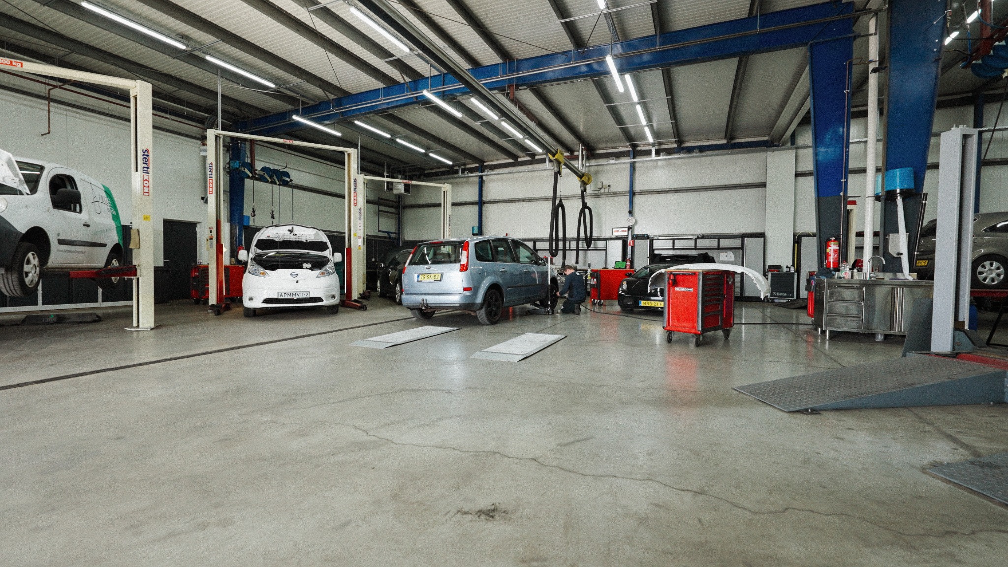 Monteur aan het werk in de werkplaats van Vermaat Automotive